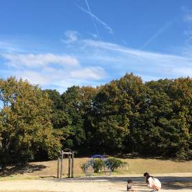 森と親子と飛行機雲　in 森林公園