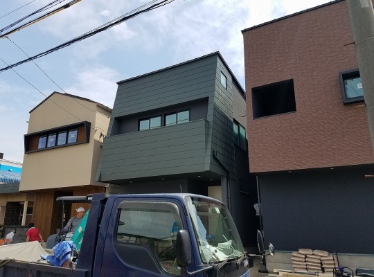 デザイン分譲住宅3邸の足場が外れました。