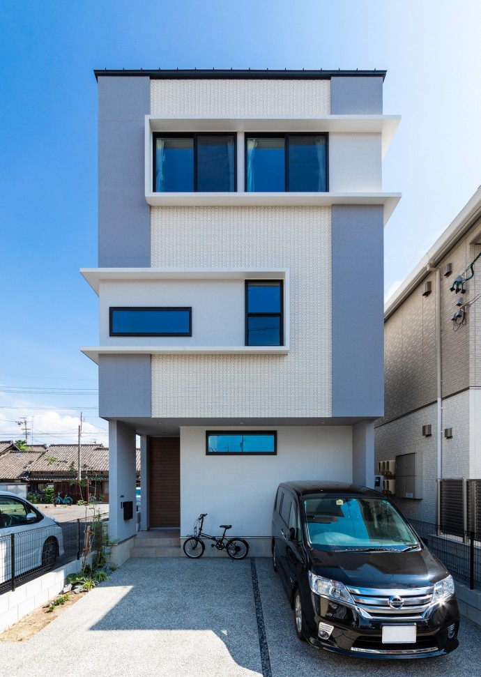 左右に向かう窓庇の家 カザデザイン 左右に向かう窓庇の家 カザデザイン