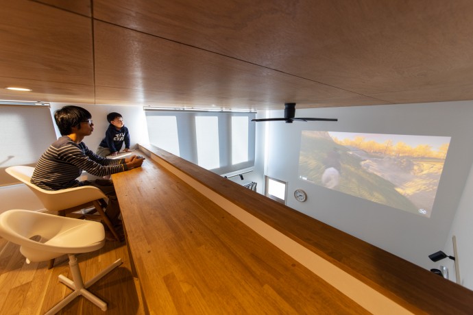 100インチの映像が楽しめる中二階のある家 カザデザイン 100インチの映像が楽しめる中二階のある家 カザデザイン