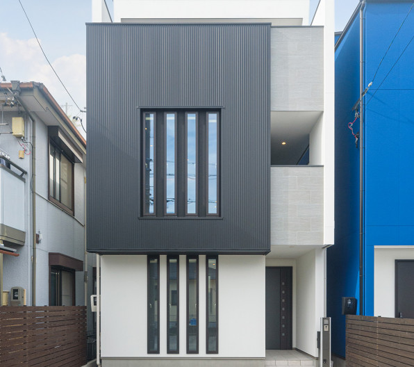 vertical slit designの家