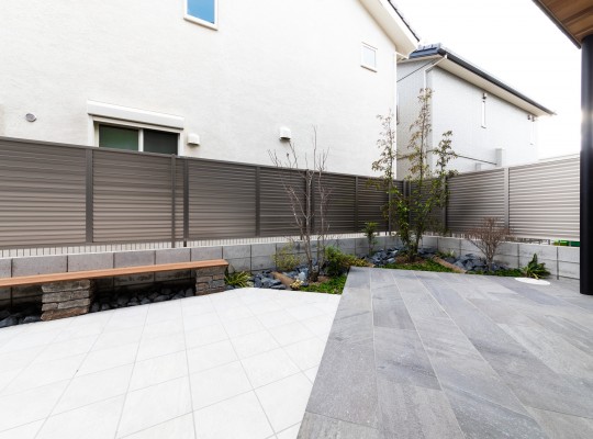 これからの季節におすすめ!~タイルテラス~