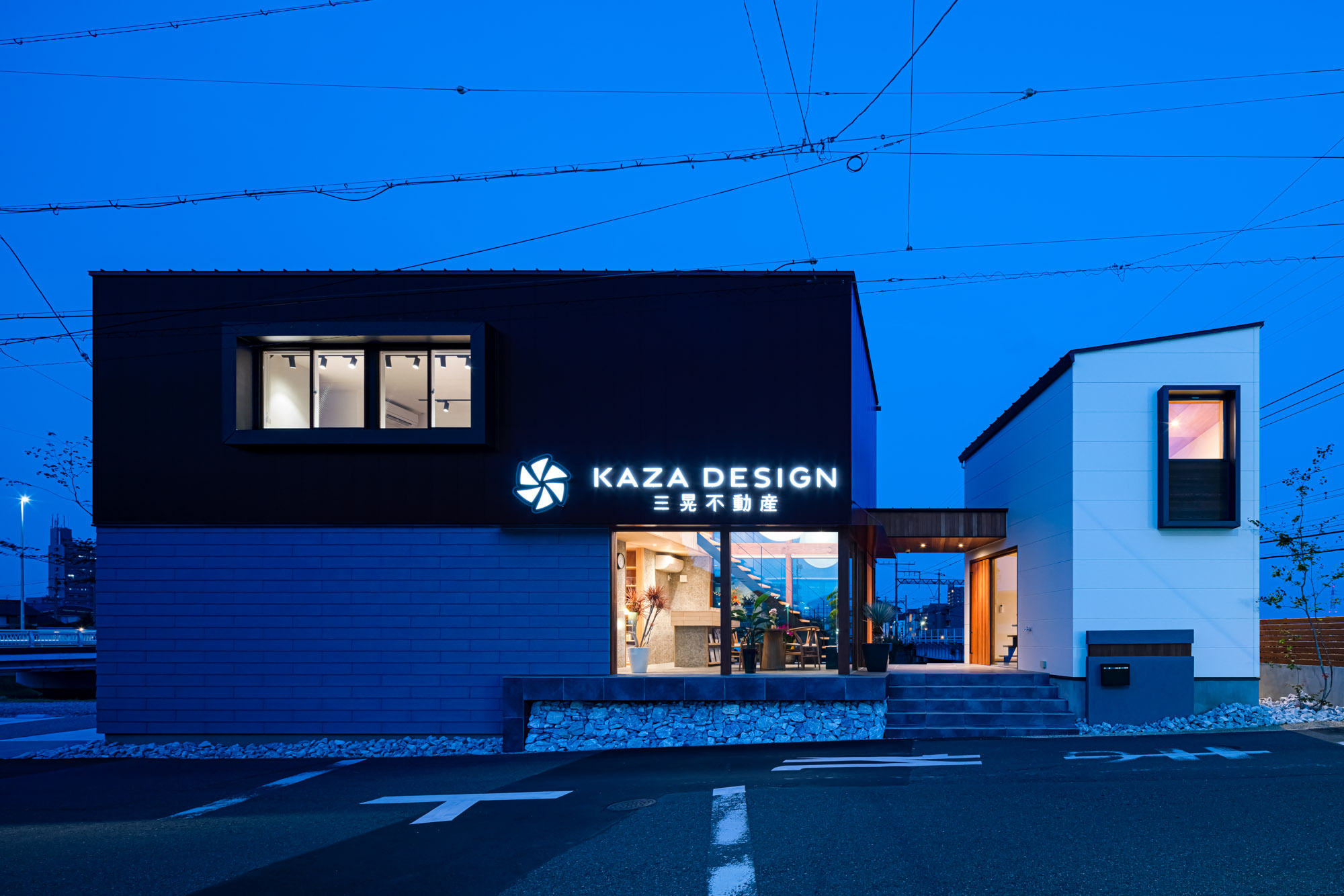 「KAZA DESIGN」のロゴ看板が映える。道路からの通行人も店内を通して戸田川が見渡すことができ...