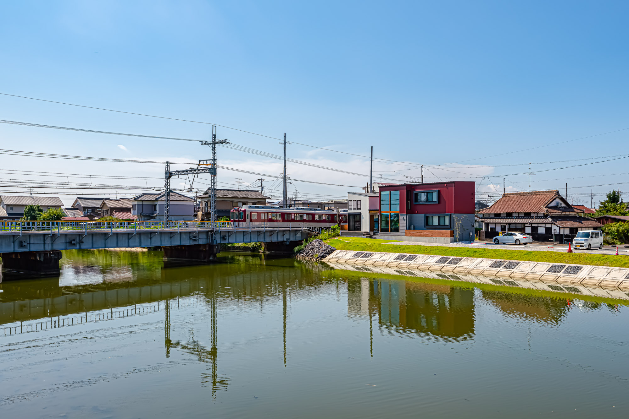 戸田川にかかる橋からの撮影。隣接する近鉄電車の一般車両に採用されている、「近鉄マルーン」をモチーフに...
