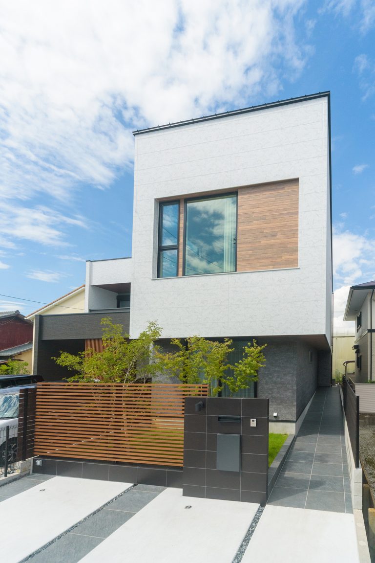 大きな窓で開放感あふれる二世帯住宅