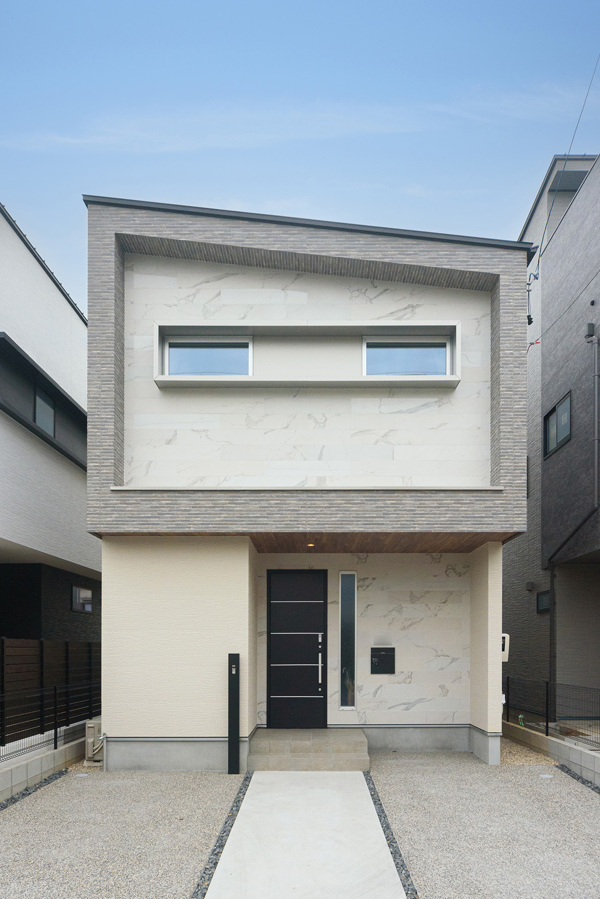 6種のブレンドタイルを設えた高天井の家