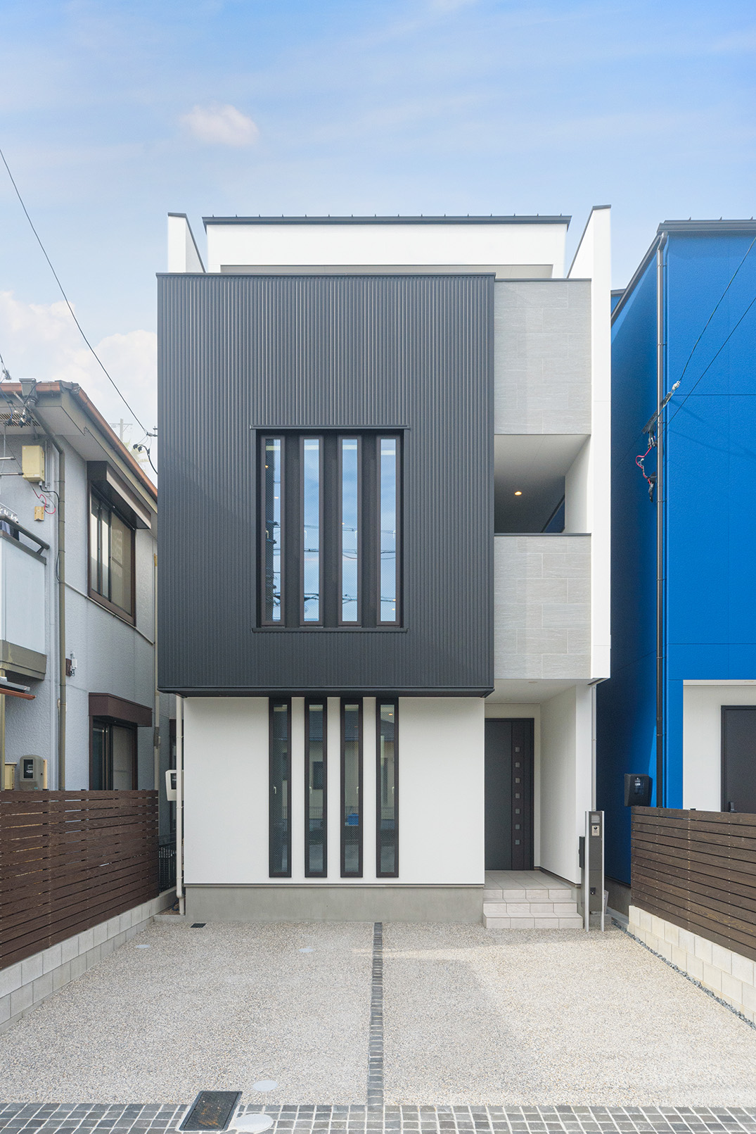 vertical slit designの家