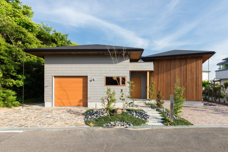３つの庭と４つの屋根がある家