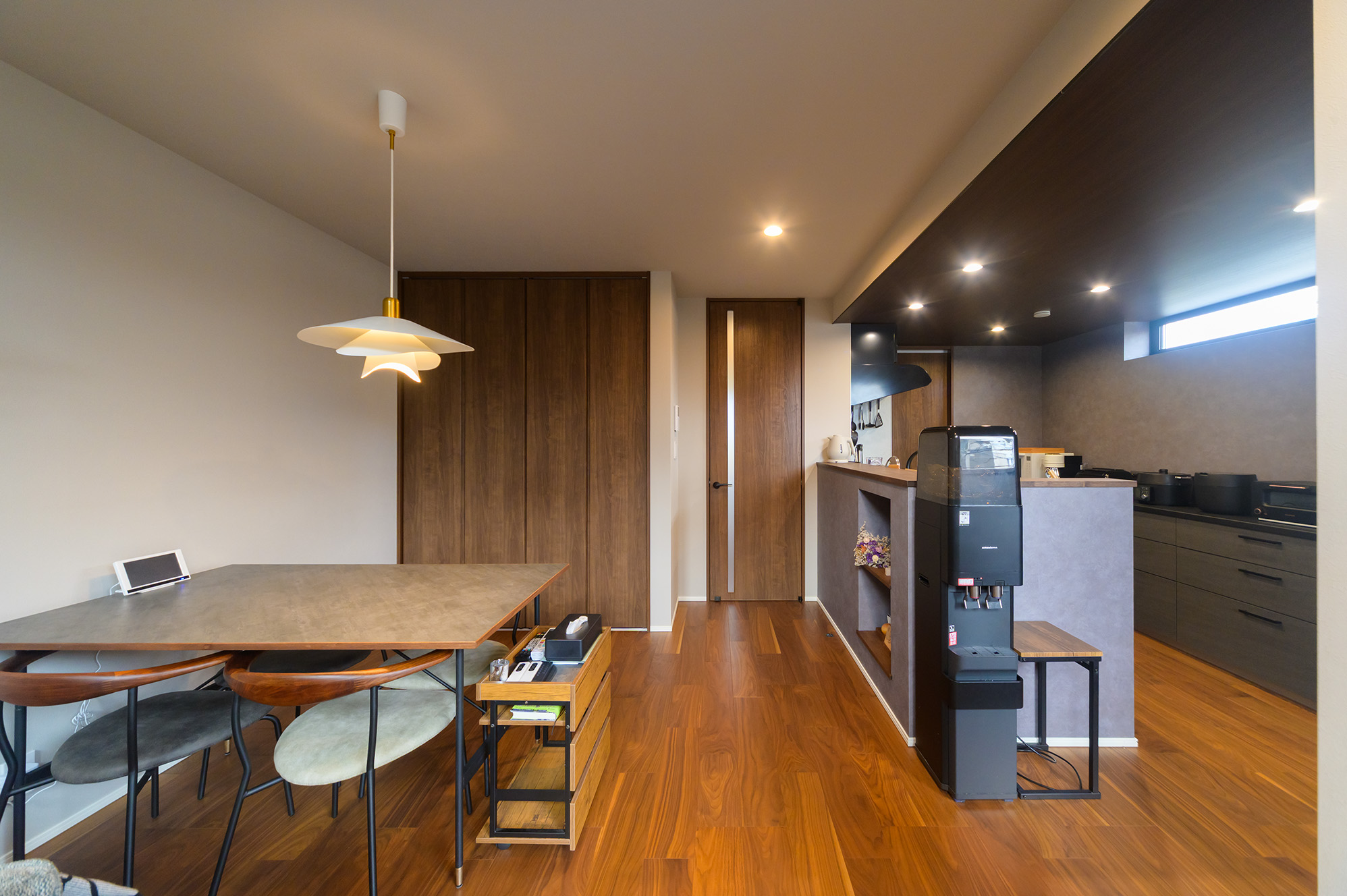 LDKの空間ではキッチンを折り下げ天井、ダイニングを通常の高さ、リビングを吹抜けにし、ワンフロアで高...