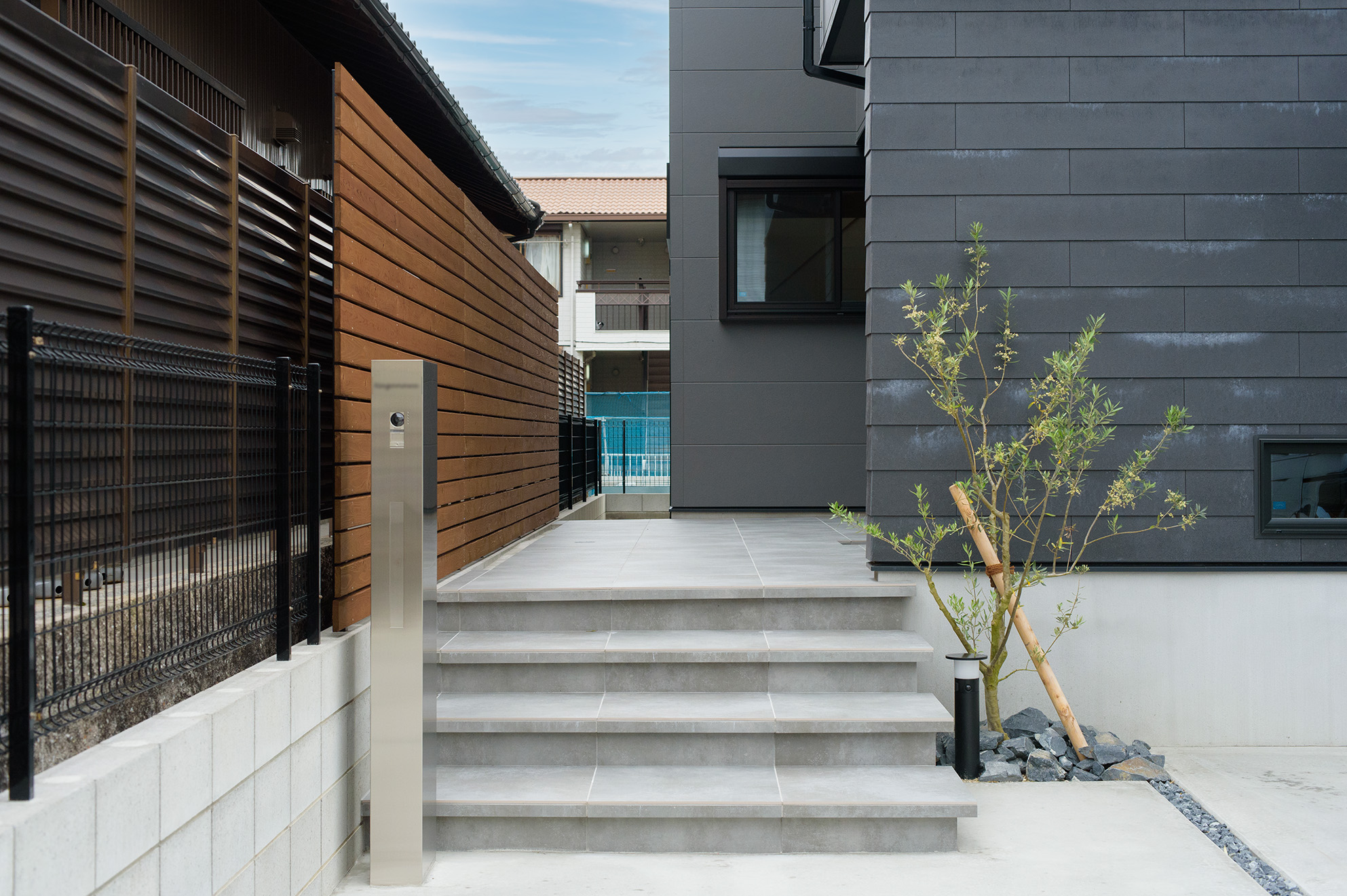 外壁にKmewのSOLIDOを使用し、ご主人こだわりの顎出し階段がアクセントとなり、お客様を迎える空...