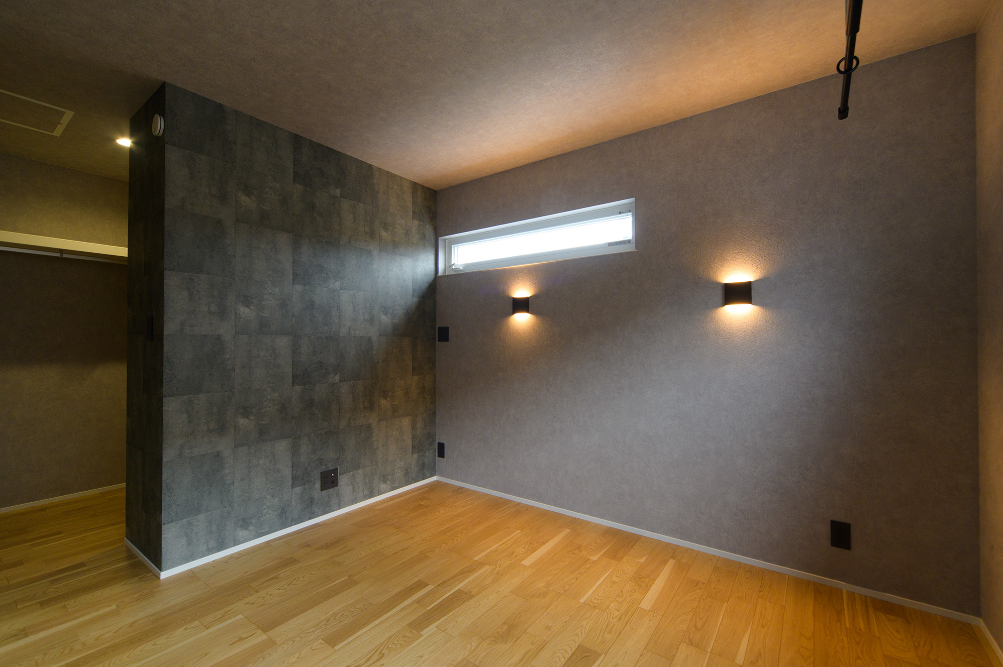 照明にもこだわり、光の強弱を調整できる仕様にすることで、素材感が美しく浮かび上がる様演出されておりま...