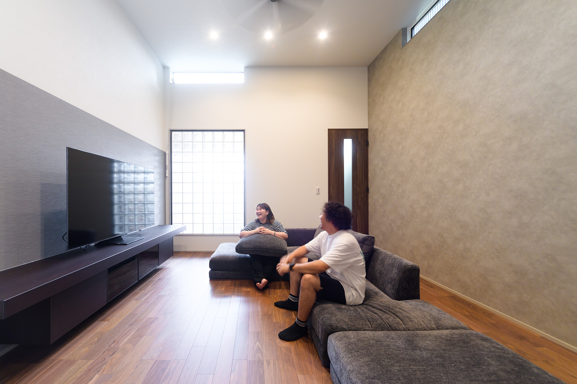床材：朝日ウッドテック　ブラックウォルナットテレビボード：南海プライウッド　リビアス建具：Panas...