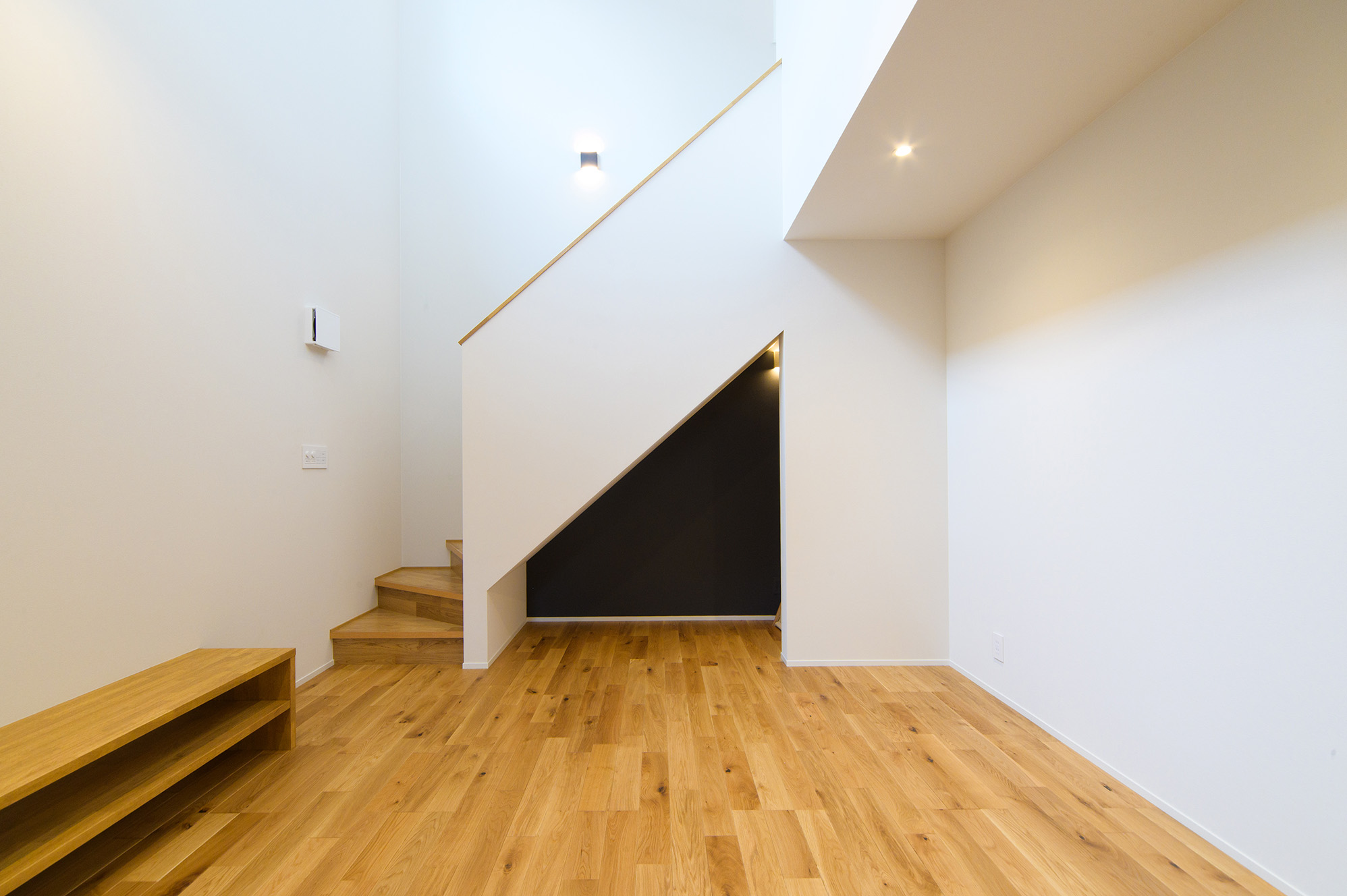 さらに階段下には「子供の秘密基地」を設け、落書きができる特殊クロスで自由な発想を育む遊び場に。２階の...