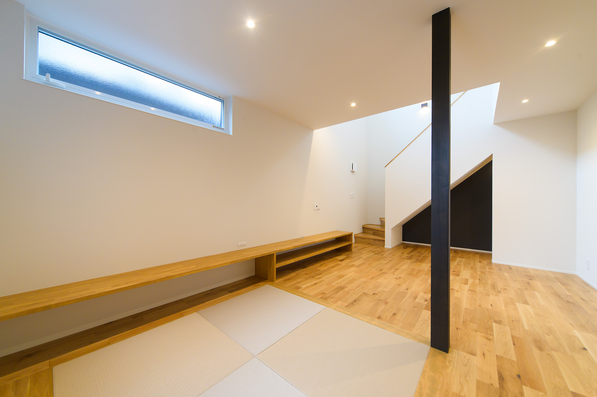 リビングにはロングサイズのテレビボードとカウンター兼ベンチを配置することで、存在感があふれる仕上がり...