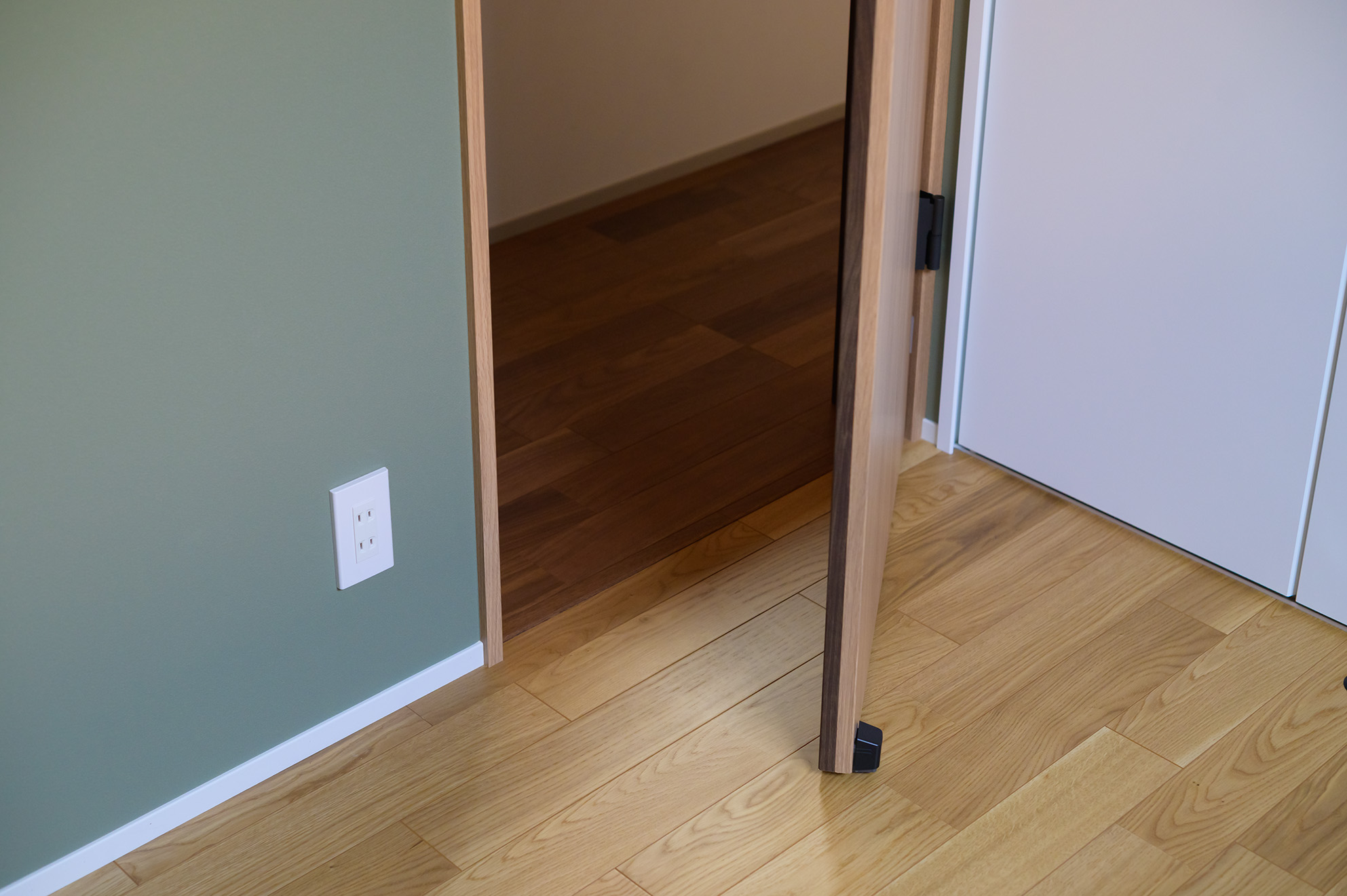 奥様の趣味部屋には、他の部屋とは異なる明るい床色・クロス・建具色などを採用し、収納内のクロスなどもこ...