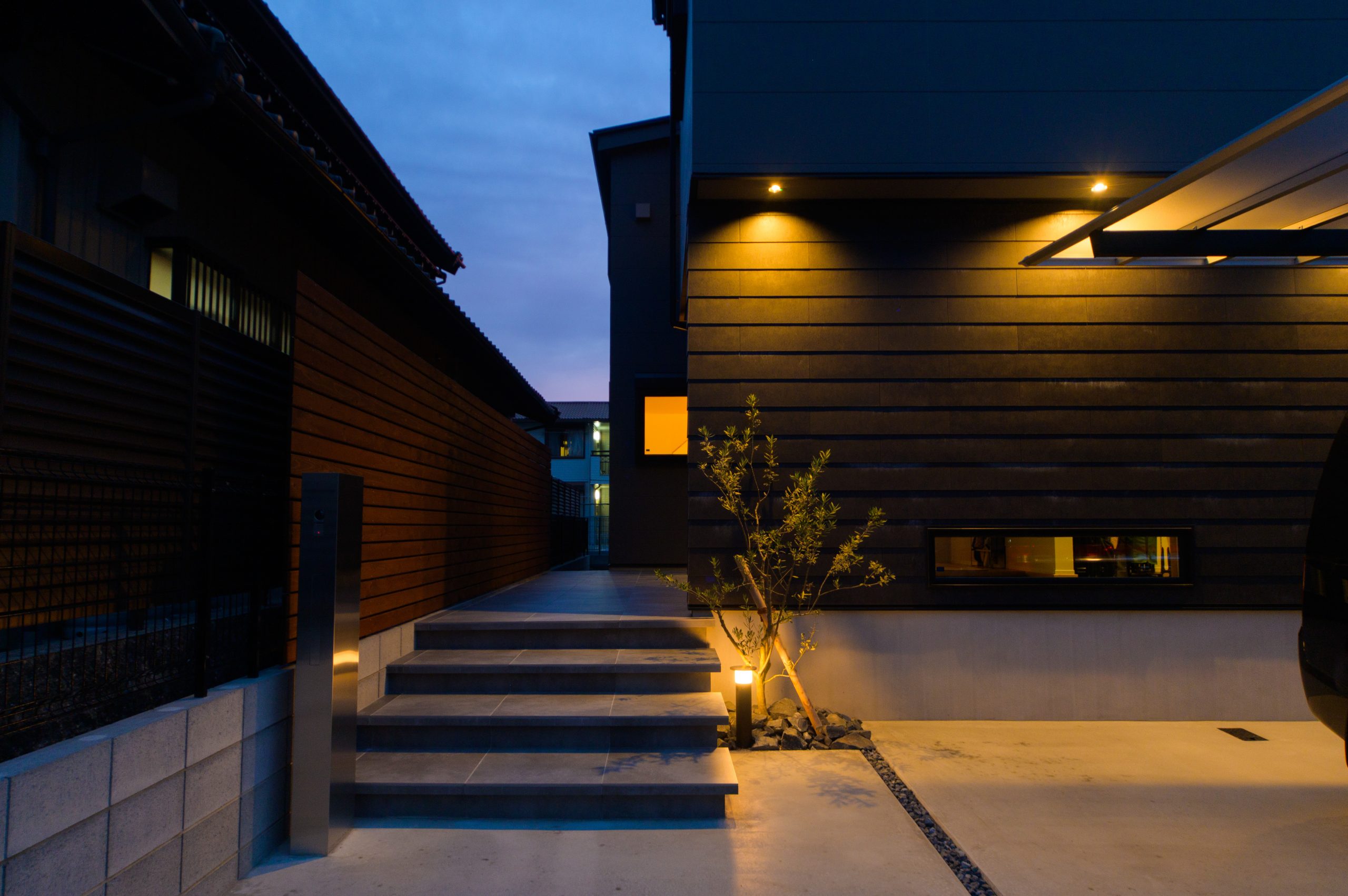 鉄黒の質感が息づく、無彩の美を宿す家