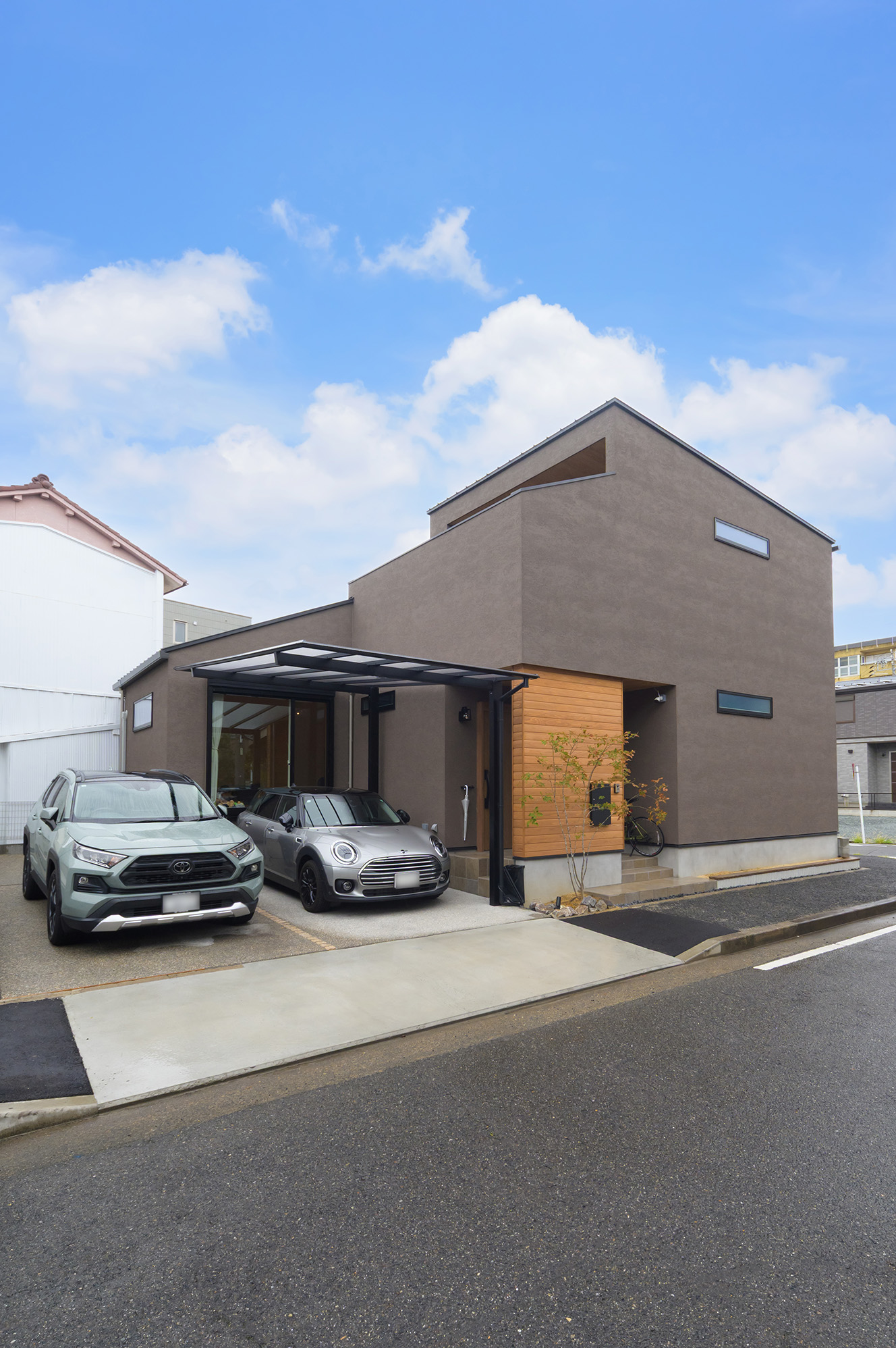 勾配天井が広がる木の温もりを感じる家