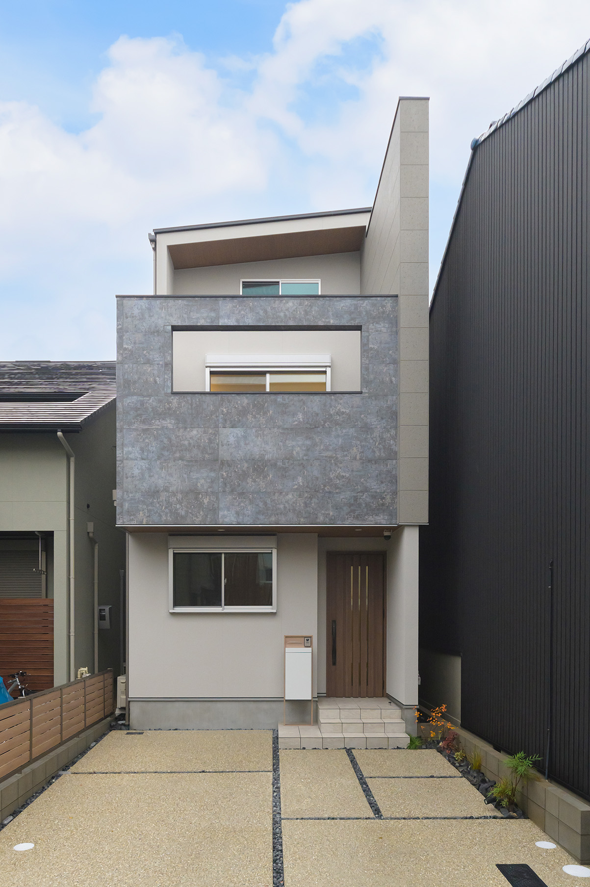 グラフィカルな都市型3階建の家