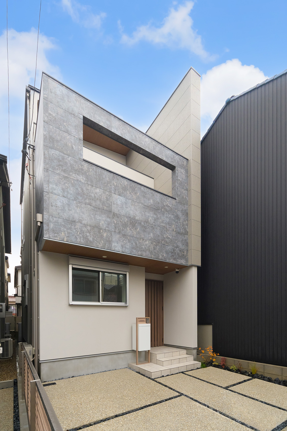 正面デザインの見え方だけではなく、角度を変えてみた時のデザインにもこだわったオシャレなで綺麗な外観と...