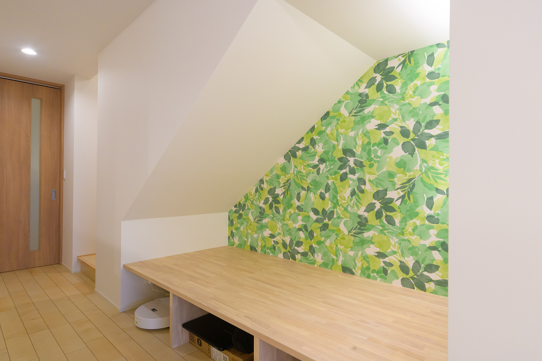 ヌック内に遊び心のあるだまし絵のクロスを採用。葉っぱの隙間に色々な動物が隠れているので、大人と子ども...