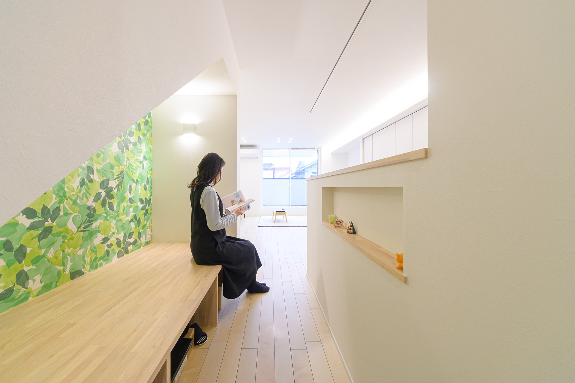 階段下のスペースを有効活用しつつ、料理中でもご家族とのコミュニケーションが取れるようにキッチン前にヌ...