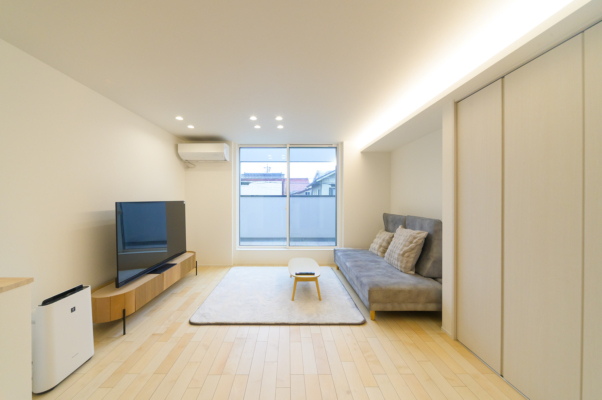 リビングとダイニングにつながりをもたらし、天井の間接照明で、ダウンライトより柔らかな光で空間をまとめ...