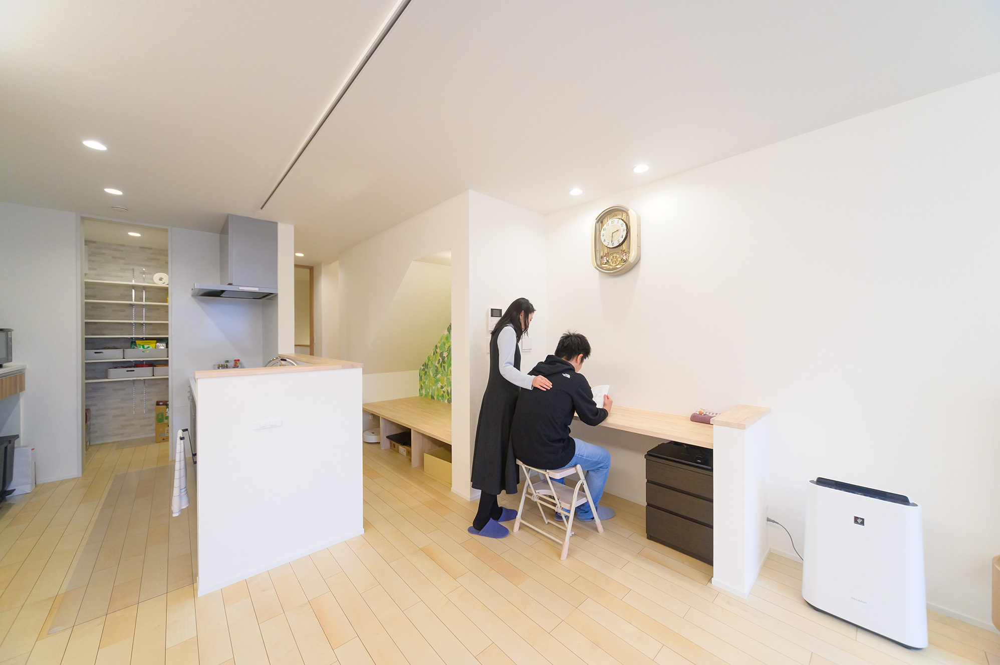 リビングからつながった無垢のパソコンコーナーは、家族の団欒スペースだけではなく、ワーキングスペースと...