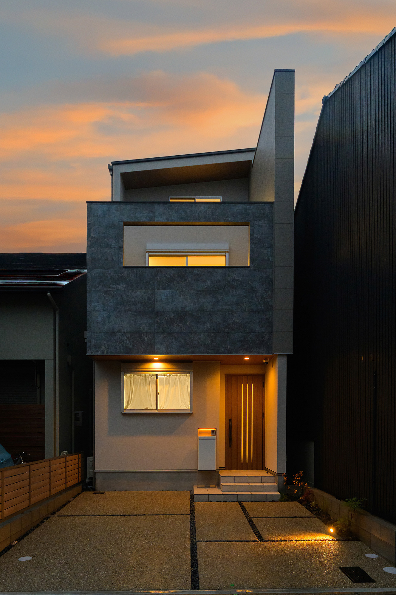 外壁：KEMW グラフィル チタンダークブルー外壁：KEMW　エルデフラット ランドダークグレー駐車...