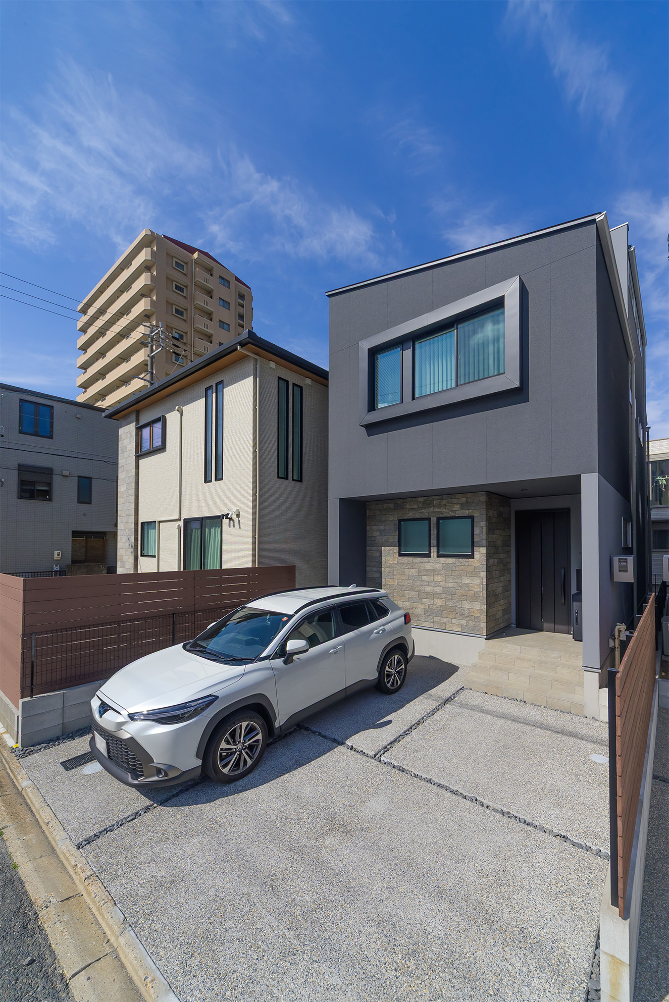 外壁ニチハ　リブコロール　EFF2224Eローラー塗　カラーN-55玄関ドアリクシルジエスタ２　M1...