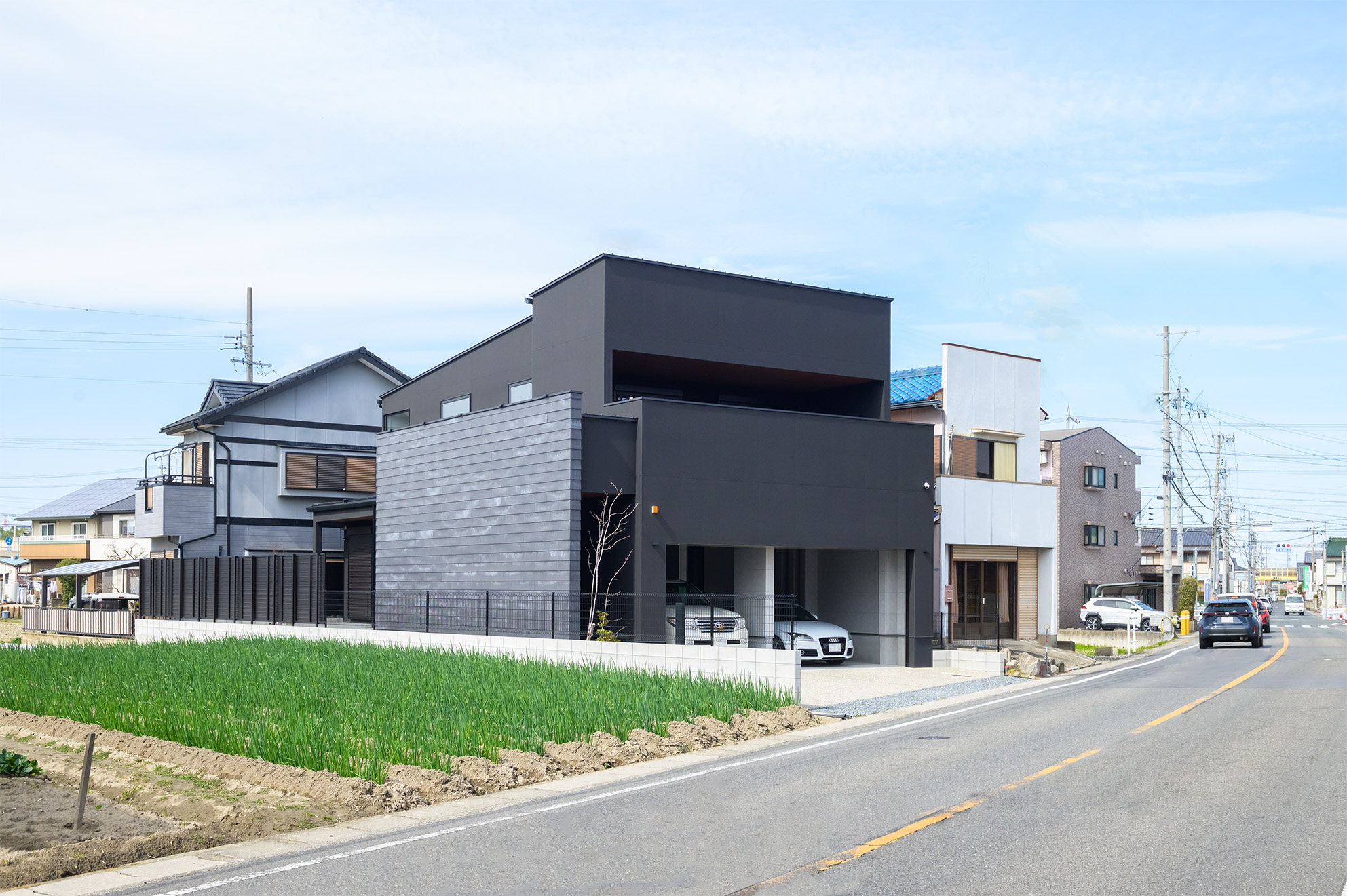 外壁：リシン吹付塗装　N20KMEW　SOLIDO　ラップ張りガレージシャッター：文化シャッター　ポ...