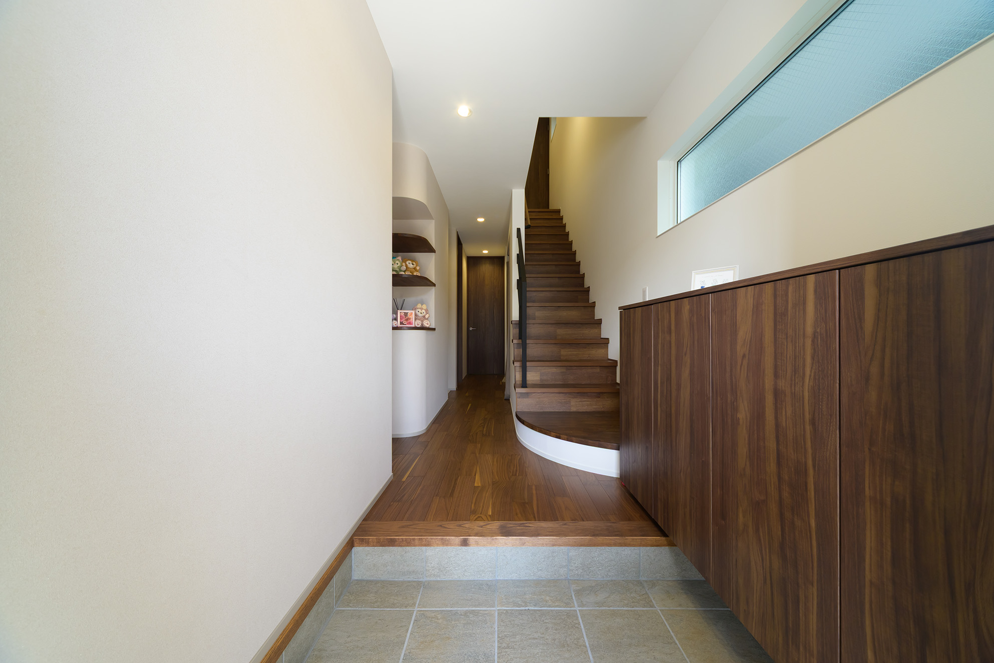 階段の1段目はアーチ型の造作階段、壁面も曲面にし優しい印象をあたえました。&nbsp;