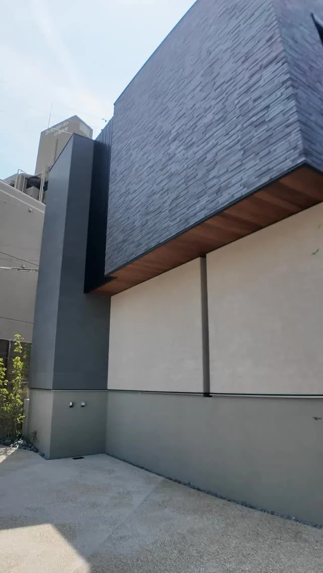 KAZA DESIGNの手がけた
特別な邸宅をルームツアー形式でご紹介します🏠

✅この住まいのポイント
・中庭を中心にした、都市部とは思えない開放感
・ダウンリビングで生まれる奥行きある空間
・回遊できるストレスのない家事動線
・視線を遮ったプライバシー設計

都市の便利さを享受しながら、外の心地よさと家族だけの時間を両立した住まいです。

✅アクセス
🚉 地下鉄鶴舞線「川名」駅 徒歩4分
🚉 地下鉄桜通線「御器所」駅 徒歩15分
「栄」駅・「伏見」駅へも約10〜15分
通勤やお出かけにも便利な立地です。

ｰｰｰｰｰｰｰｰｰｰｰｰｰｰｰｰｰｰｰｰｰｰｰｰｰｰｰｰｰｰｰｰ

その他の施工例→@kazadesign_
お好きな投稿がありましたら
いいね・保存で忘れないようにしてください👍

ｰｰｰｰｰｰｰｰｰｰｰｰｰｰｰｰｰｰｰｰｰｰｰｰｰｰｰｰｰｰｰｰ
KAZADESIGNは名古屋市を中心に土地探しから設計・施工までを一貫して手がける住宅設計会社です。

「自分たちらしさ」と「デザイン性」を両立し、細部まで美意識の行き届いた空間を形にします。

気なることがありましたら
DMやお問い合わせからお気軽に📩

#KAZADESIGN #注文住宅 #家づくり #ルームツアー #間取り